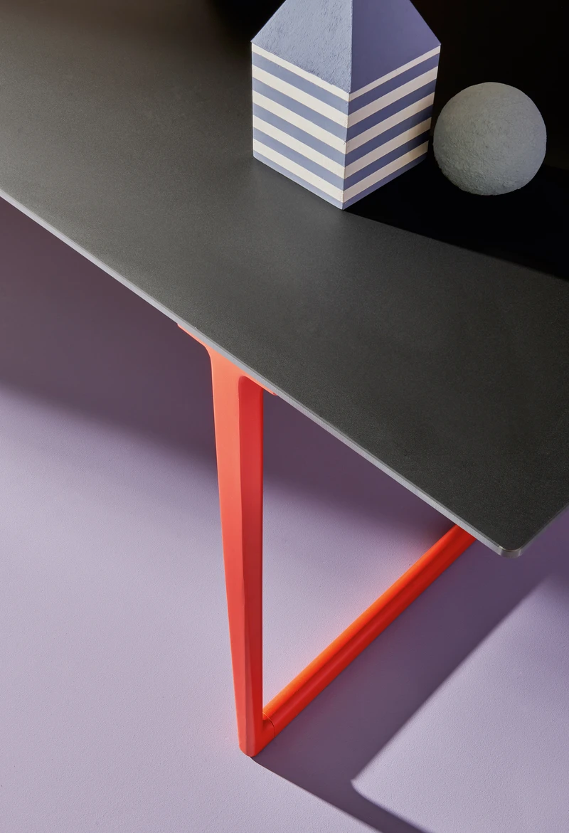 Die konisch zulaufenden Aluminiumdruckguss-Beine von Robin Rizzinis Tisch Toa für Pedrali erzeugen ein materiell minimales Design mit einer ultra-grafischen Optik