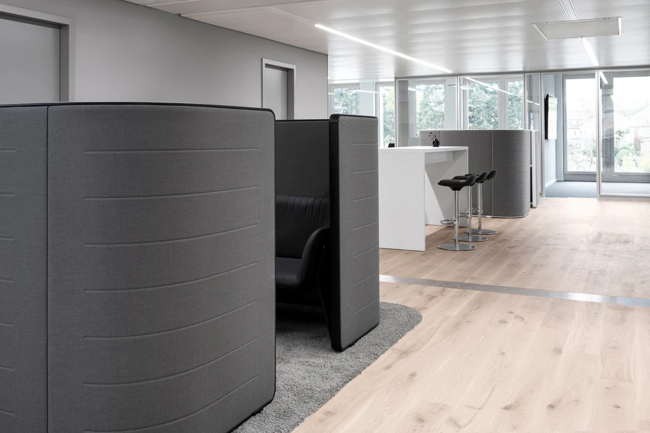 Variabilität open end: Von der offenen Sitzgruppe mit den Sesseln HUB 1 und dem Sofa HUB corner (ganz oben) bis zum abgetrennten und ruhigen Besprechungsort mitten im Raum mit dem Element HUB 3 pod (oben)