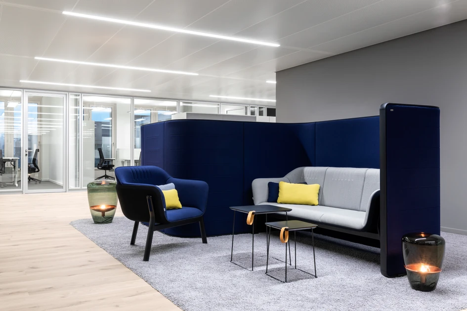 Drei fürs Wesentliche: Das variable System HUB ermöglicht nicht nur perfekt abgestimmte Arbeitsszenarien, es bietet auch in Zeiten des Abstandhaltens formschöne Rückzugsräume und Zonierungskonzepte