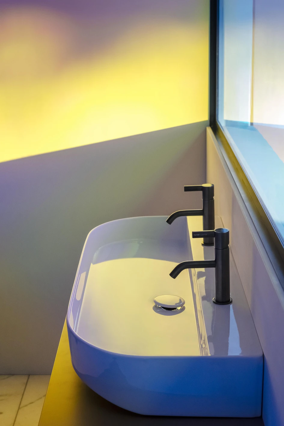 The special components that constitute SaphirKeramik allow for millimetre-thin surfaces to be created without sacrificing stability, and thus, offer designers wide new creative scope. Photo: Oliver Helbig