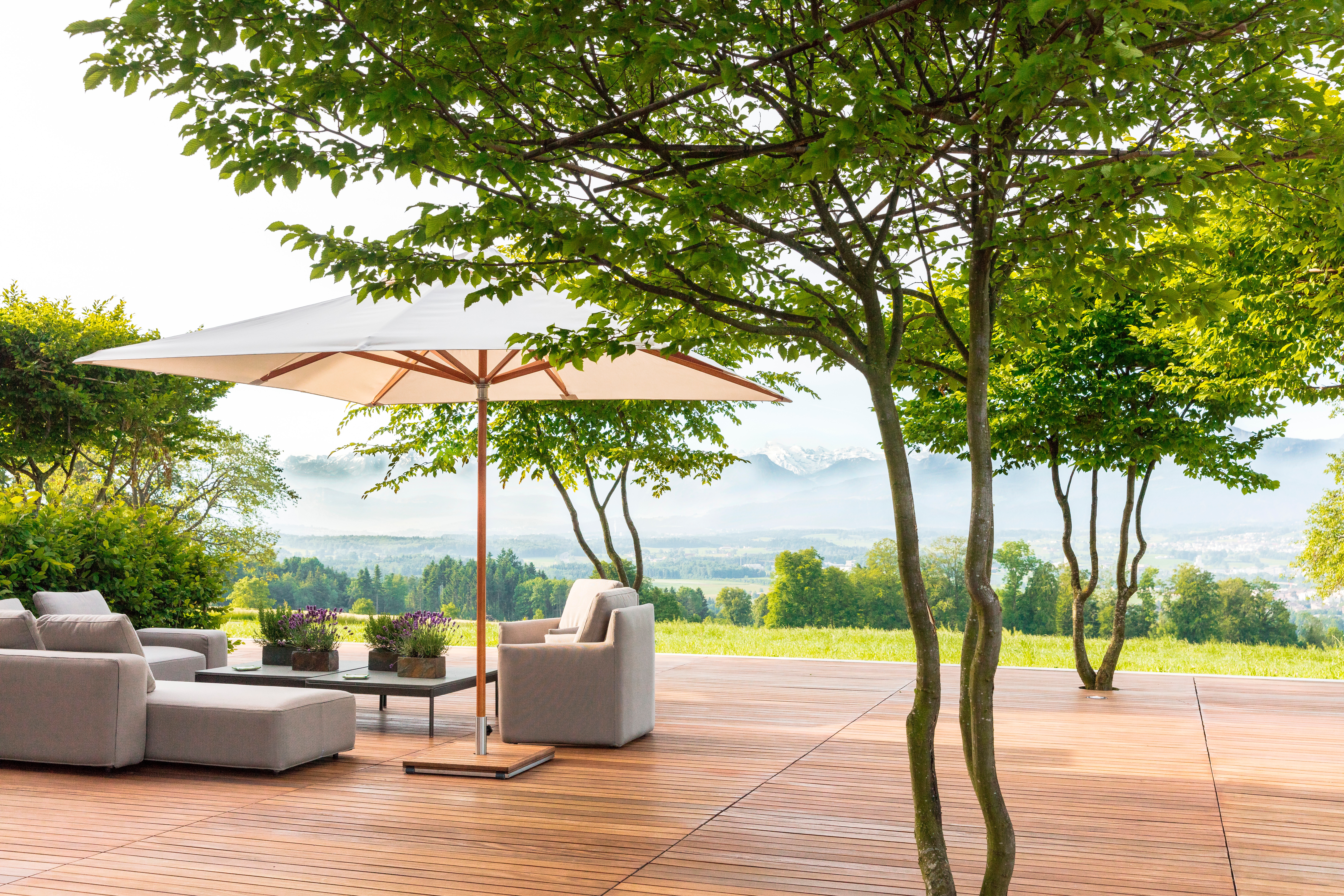 On steady ground: Long oak planks allow spaces to flow into one another (top). For the terrace, the Alignum floor system offers extensive possibilities, together with the Powerbrella shade system (above). Photos: Enea Landscape Architecture