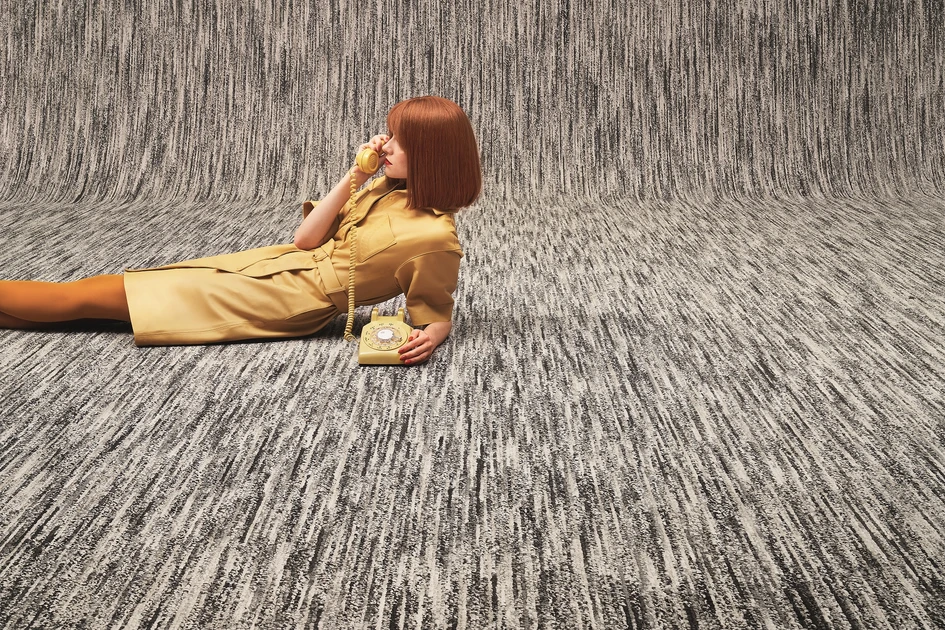 Carpet goes fashion: Die Bilderwelt von Monica Menez macht macht zwei wichtige Aspekte der neuen Kollektion sinnlich erfahrbar: die räumliche Gestaltungskraft und ihre Kombinierbarkeit