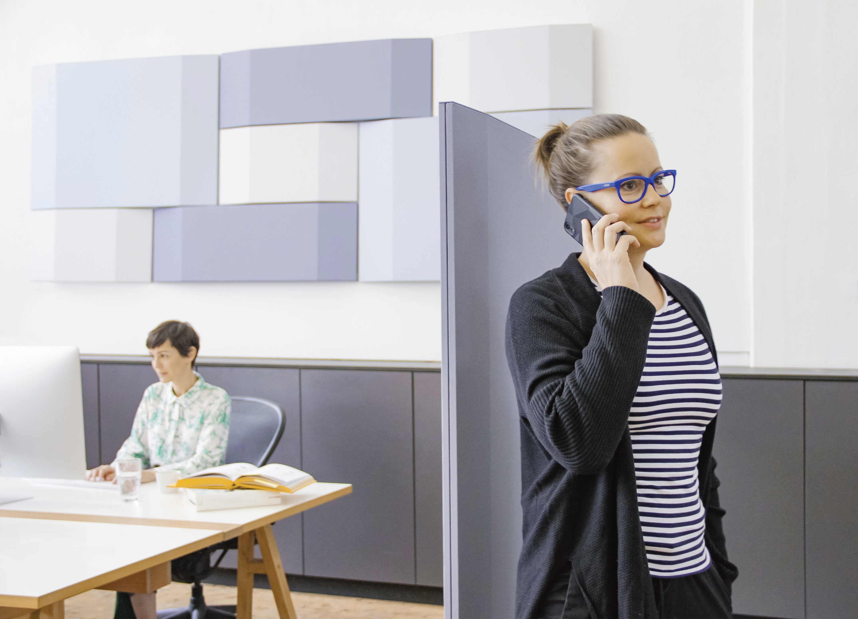 Open Space meets individual requirements: undisturbed concentration on the one hand and collaborative working on the other is made possible thanks to the Sound Balance system – with clever, additional accessories such as flipchart hooks and writing boards