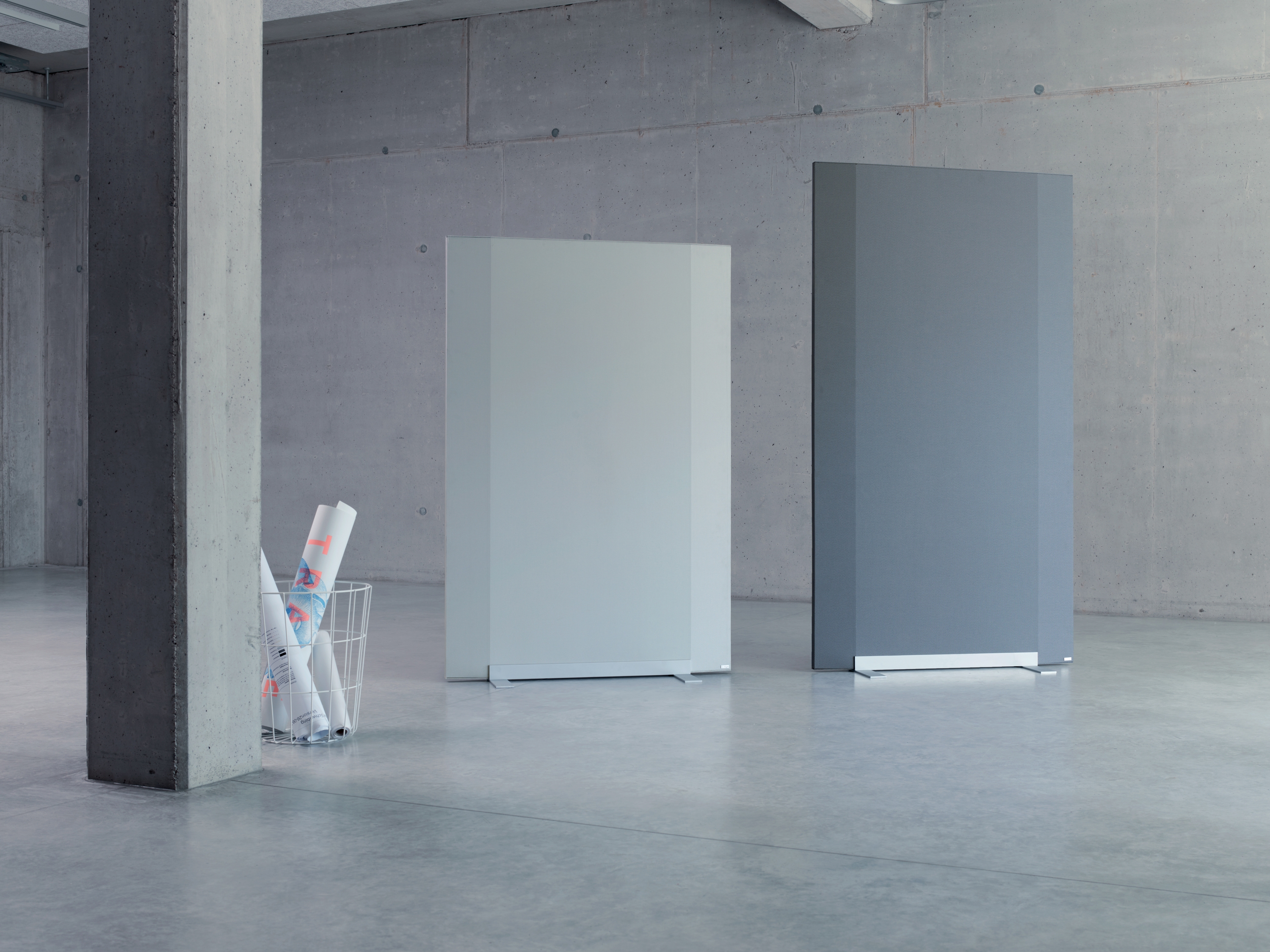 In addition to their primary function as effective sound absorbers, the room dividers and partitions discreetly define work zones and routes. They are available in three colours and two heights of 150 and 180 centimetres