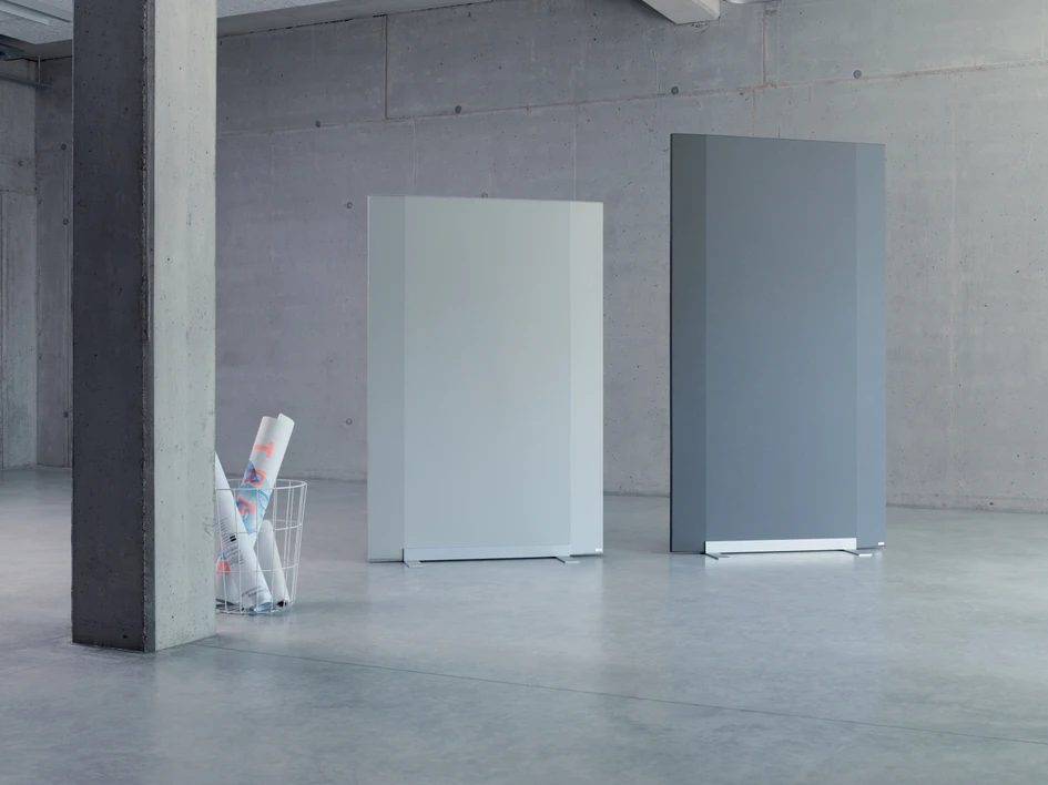 In addition to their primary function as effective sound absorbers, the room dividers and partitions discreetly define work zones and routes. They are available in three colours and two heights of 150 and 180 centimetres