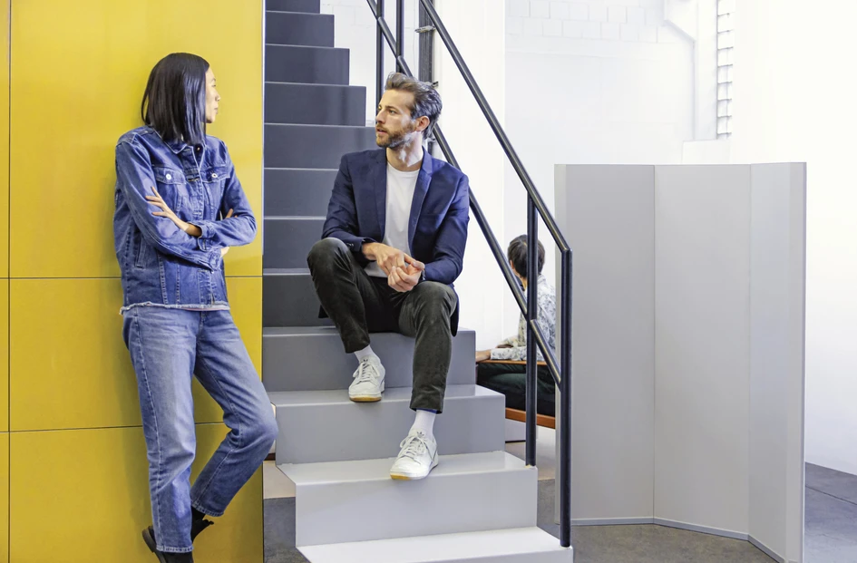 Back to the office – but at a safe distance! With the help of acoustic room dividers from SIGEL’s Sound Balance line, work areas can be effectively defined and thus used to adapt space to current occupational safety standards