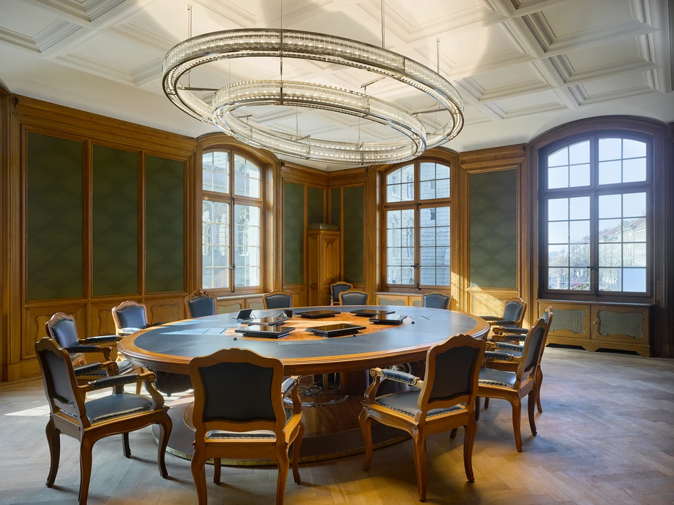 Im Rahmen der Sanierung der Schweizerischen Nationalbank durch Aebi & Vincent Architekten und den Lichtplanern vogtpartner entstanden massgeschneiderte Leuchten für Korridore und Konferenzräume, darunter der legendäre Salon bleu
