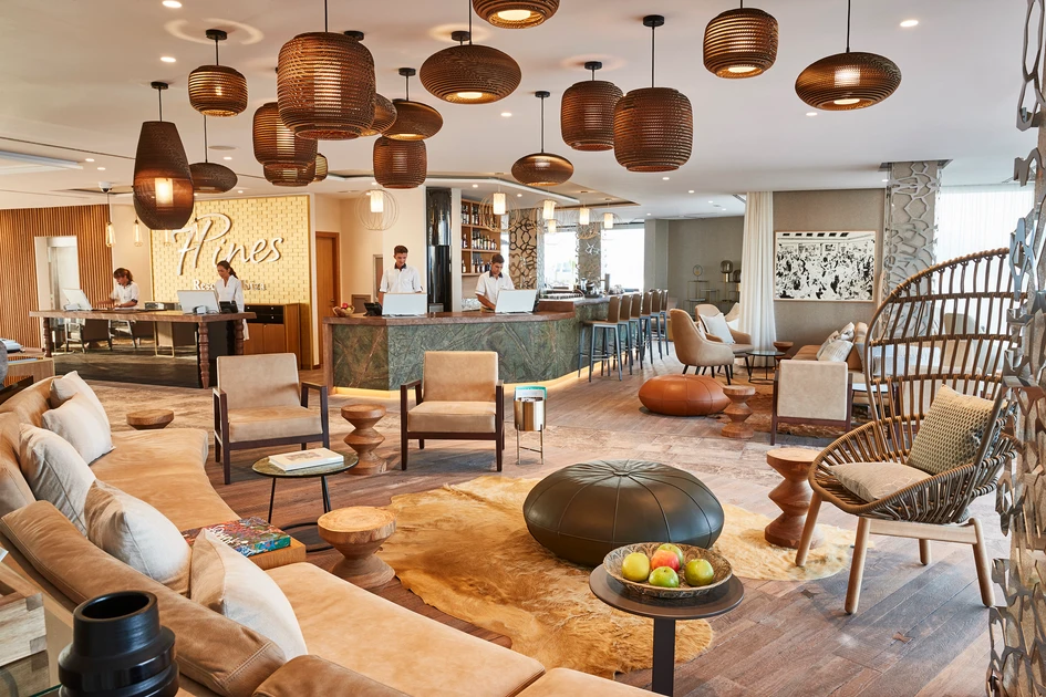 The unique environment around the Hotel 7Pines Kempinski in Ibiza is reflected in the lobby. Wood, natural tones and various surface structures convey harmony, into which the NOVIS monitors fit like finely polished monoliths