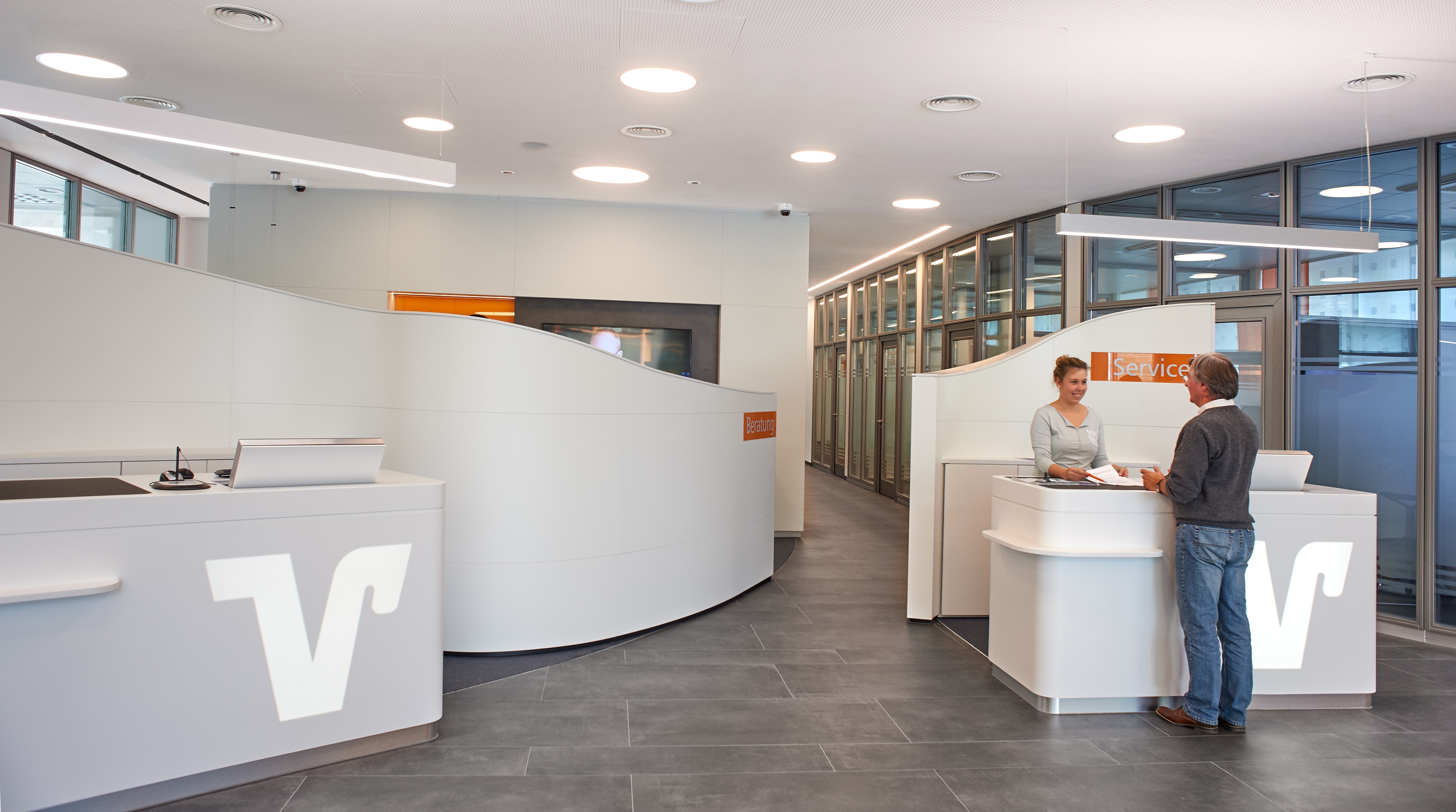When not in use, the NOVIS LOFTfold disappears. In the reception area of the Volksbank RheinAhrEifel’s administrative headquarters, the monitors play only a supporting role to the bank’s customer advisors  