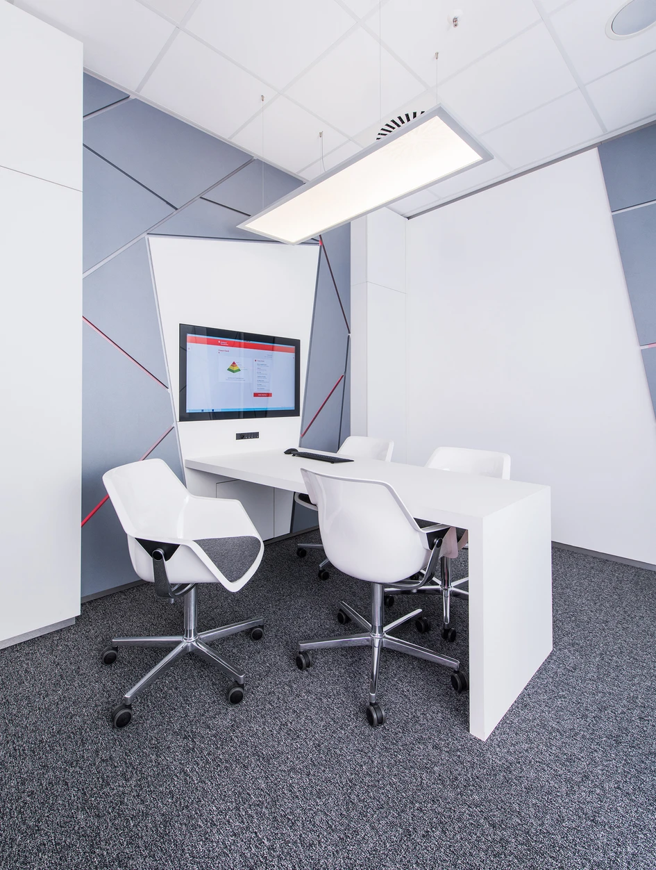 NOVIS’s LOFTdesktop, with its second monitor on the back, is a central element in digitalised help centres, while the NOVIS LOFTmount (below) with touchscreen invites interactivity, as in the think tank of the Sparkasse in Neunkirchen
