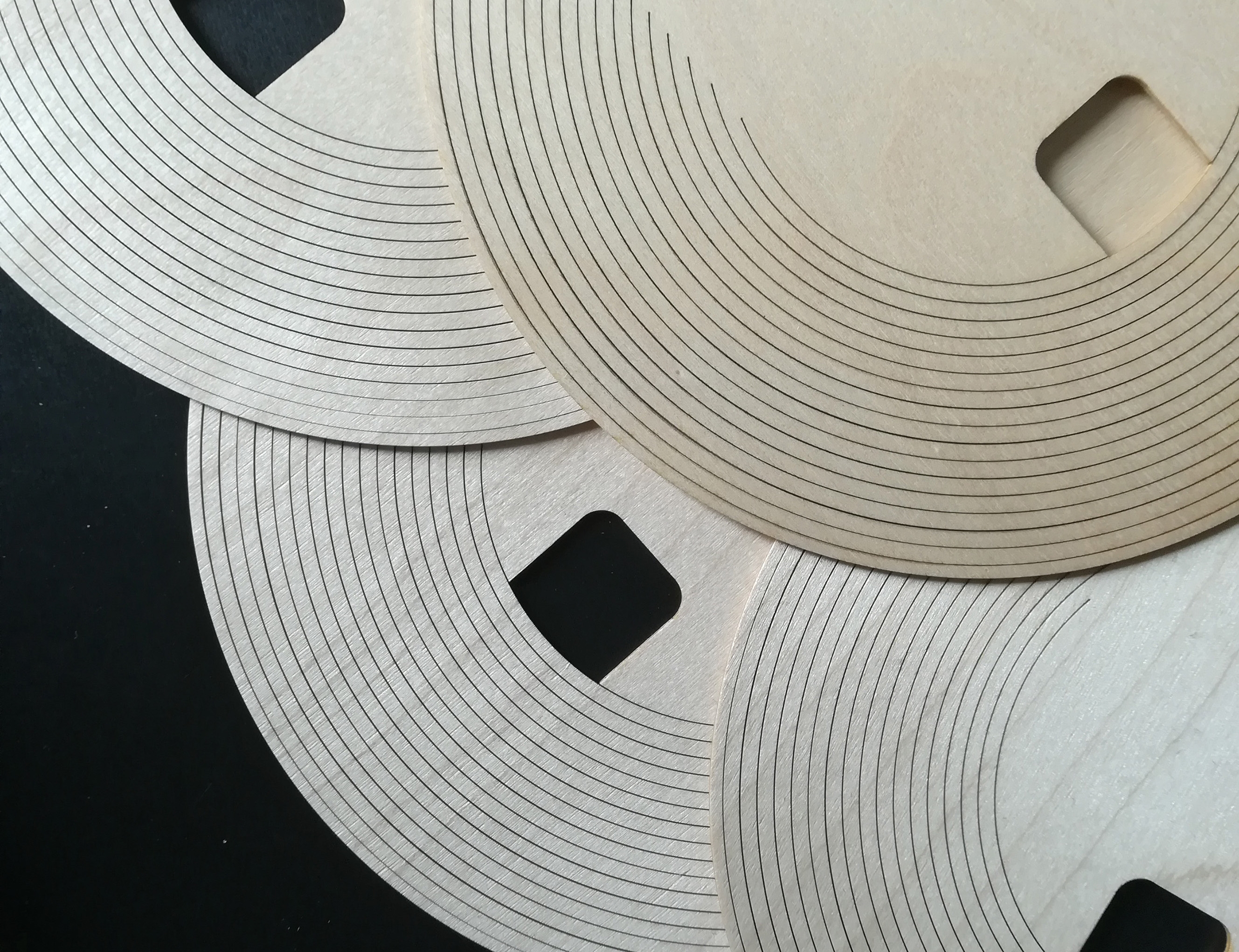 Aus FSC-zertifiziertem Sperrholz gefertigt, verdankt der Leuchtenschirm seine organische Form der Schwerkraft