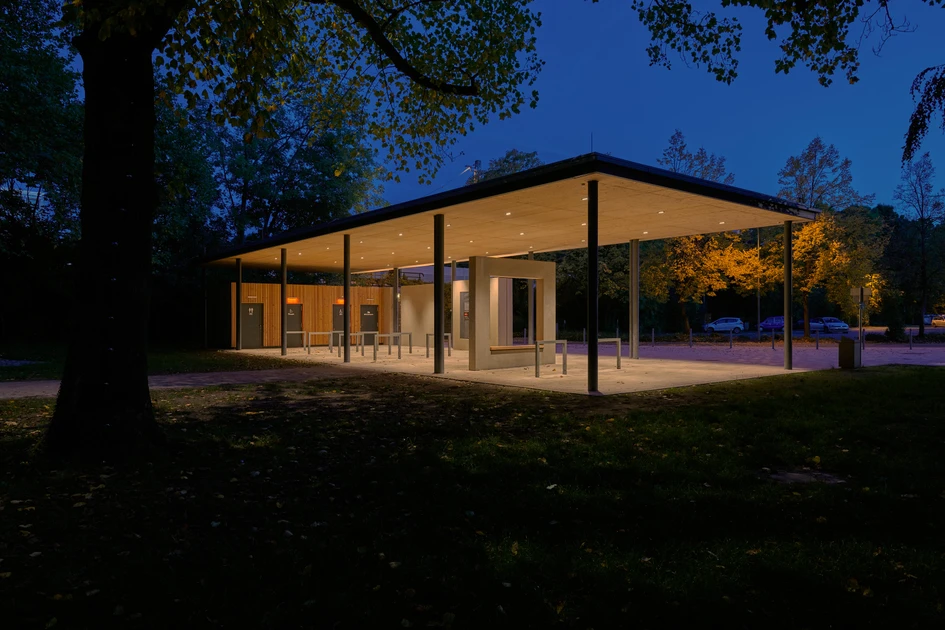 The new lighting for the city park in Merzig by Tobias Link shows how important external lighting is in creating a sense of safety and security. Photos: Tom Gundelwein