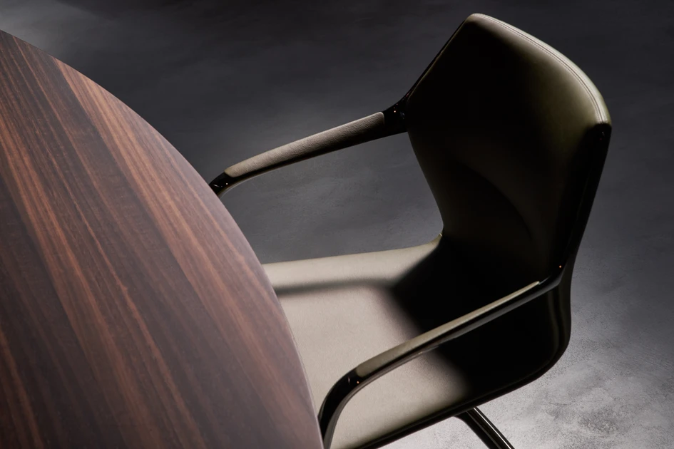 Glänzende Aussichten: Die Variante dark chrome veredelt die ray collection mit einem besonders tiefgründigen Schimmer, der sich perfekt in die gehobene Hotellerie, Gastronomie oder den anspruchsvollen Businessbereich einfügt