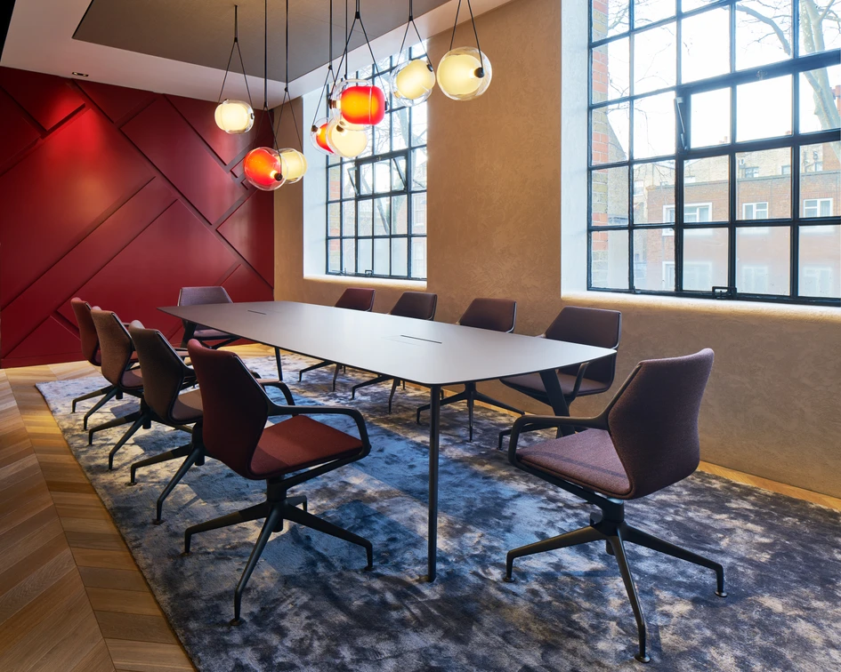 Kreativ-Meeting mit revolutionärer Haltung: Dank der radialkinetischen Aktivierung und der polygonalen Lamellen bietet der innovative wie formschöne Konferenzstuhl ray maximale Bewegungsfreiheit und perfekten Sitzkomfort