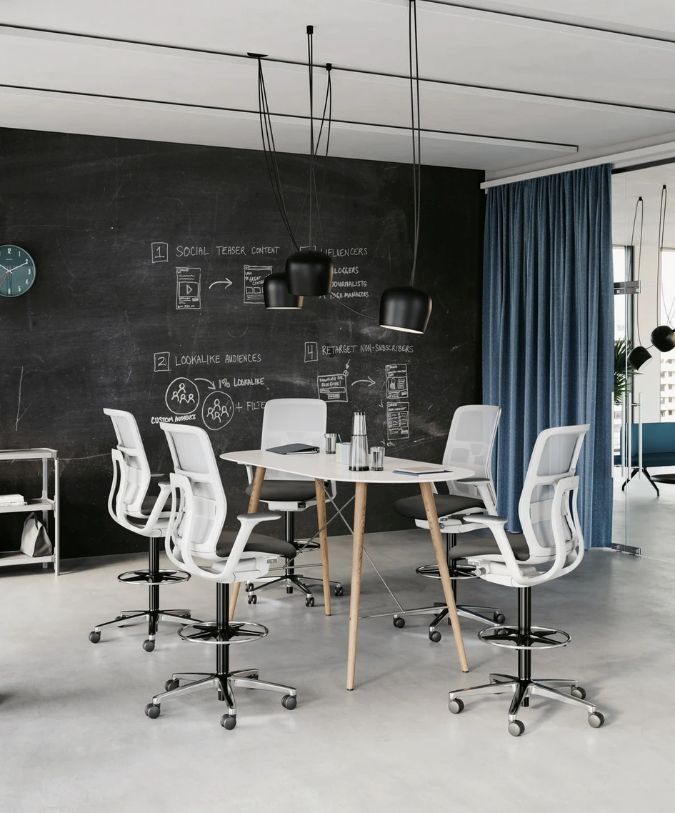 Top: The Wilkhahn AT is characterised by quick adjustabilty, great flexibility and a consistent design. Above: The AT counter chair with a seat height of 65 to 77 cm makes working at high tables possible