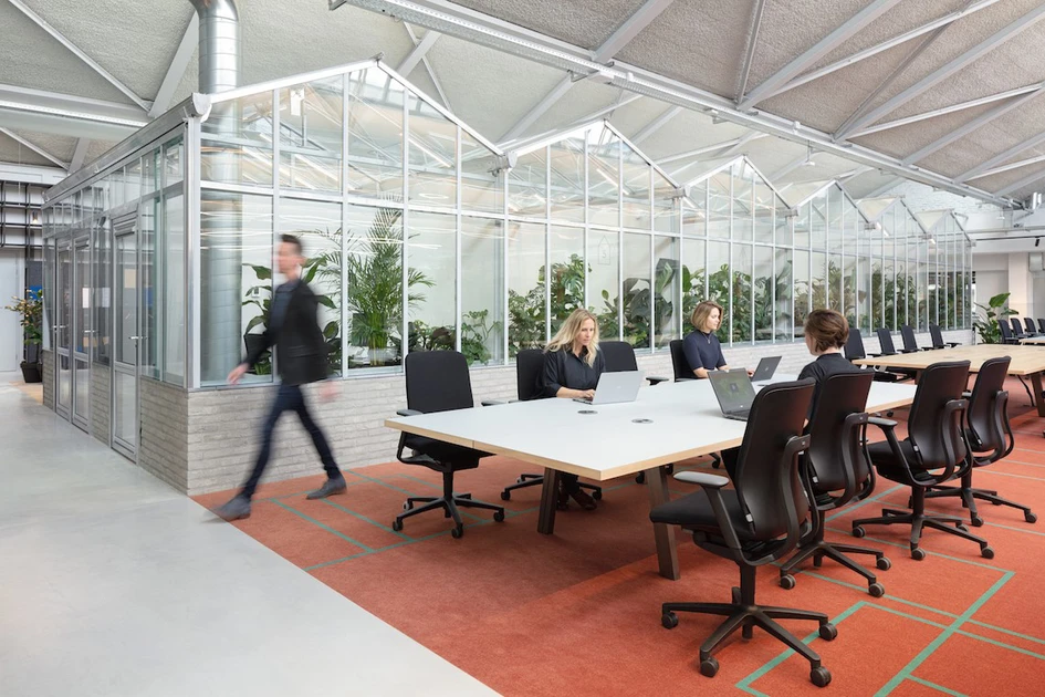 The core element of the modern office is the right office chair. Wilkhahn’s AT integrates seamlessly into CBRE Interior Architects’s concept. Photo: CBRE Interior Architects / Stijnstijl Photography