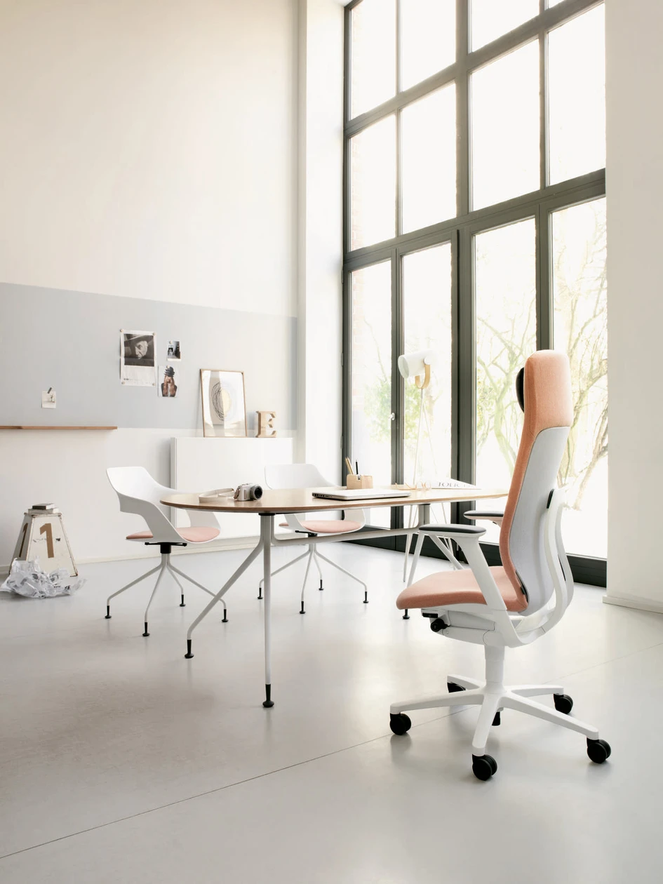 The AT office chair can be configured with a wide range of upholstery fabrics in different colours – its basic body is available in black and white – so that a variety of combinations are possible