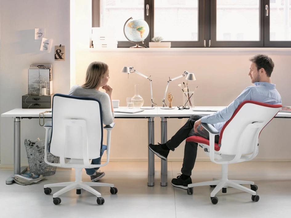 Because the AT's tiltable backrest is coupled with a mechanism for automatic weight adjustment, all you need to do is sit down and adjust the desired seat height. From then on, body and chair interact with each other all by themselves