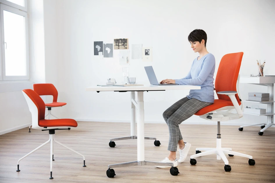 AT and AT Mesh are also available with elevated seating position (ESP). With a seat height of 42 to 62cm, the ESP chairs are ideal for stand-sit workplaces