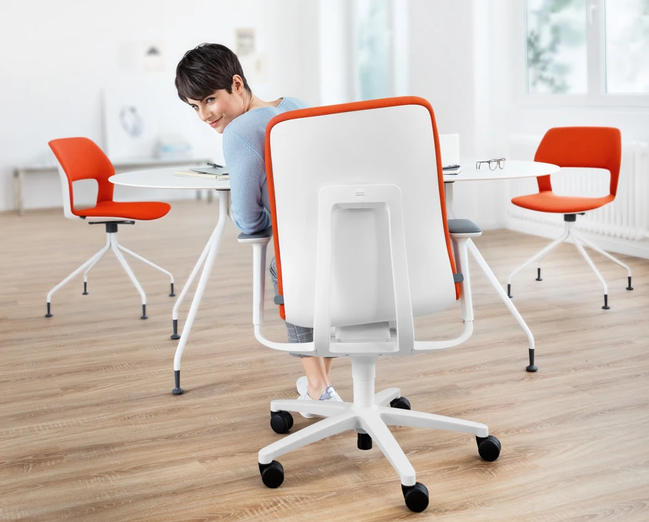 With its unique, patented 3D seat technology for greater freedom of movement, the AT office chair automatically leads to healthy, three-dimensional movement, thereby promoting health, well-being and concentration