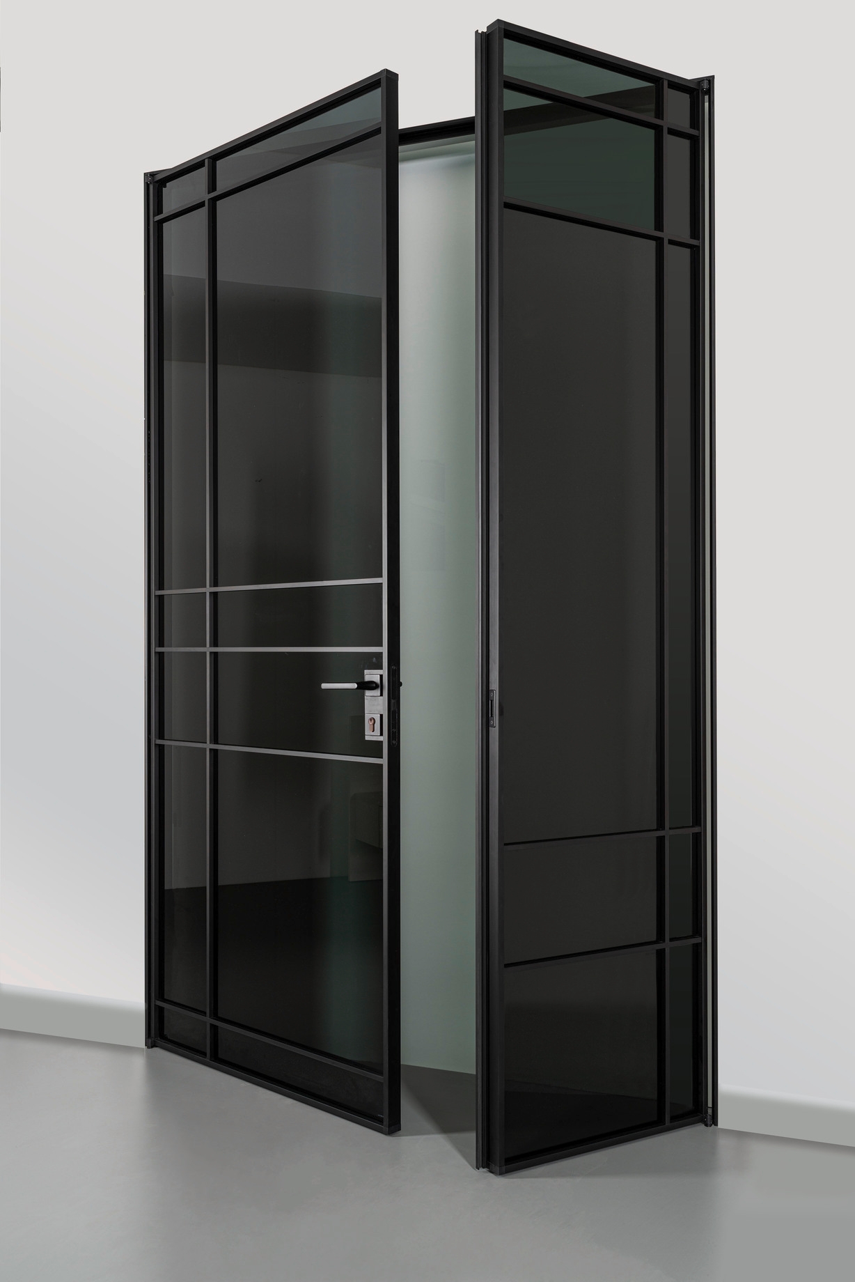 By extending the ‘Swing Door Slim Line’ with a second leaf, even large wall openings can be closed off in style. The visible surface can be designed both symmetrically or asymmetrically