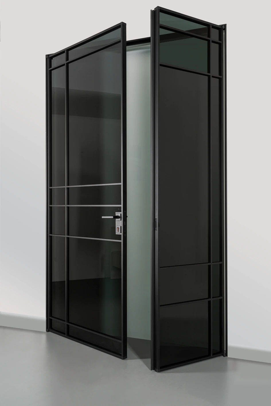 By extending the ‘Swing Door Slim Line’ with a second leaf, even large wall openings can be closed off in style. The visible surface can be designed both symmetrically or asymmetrically