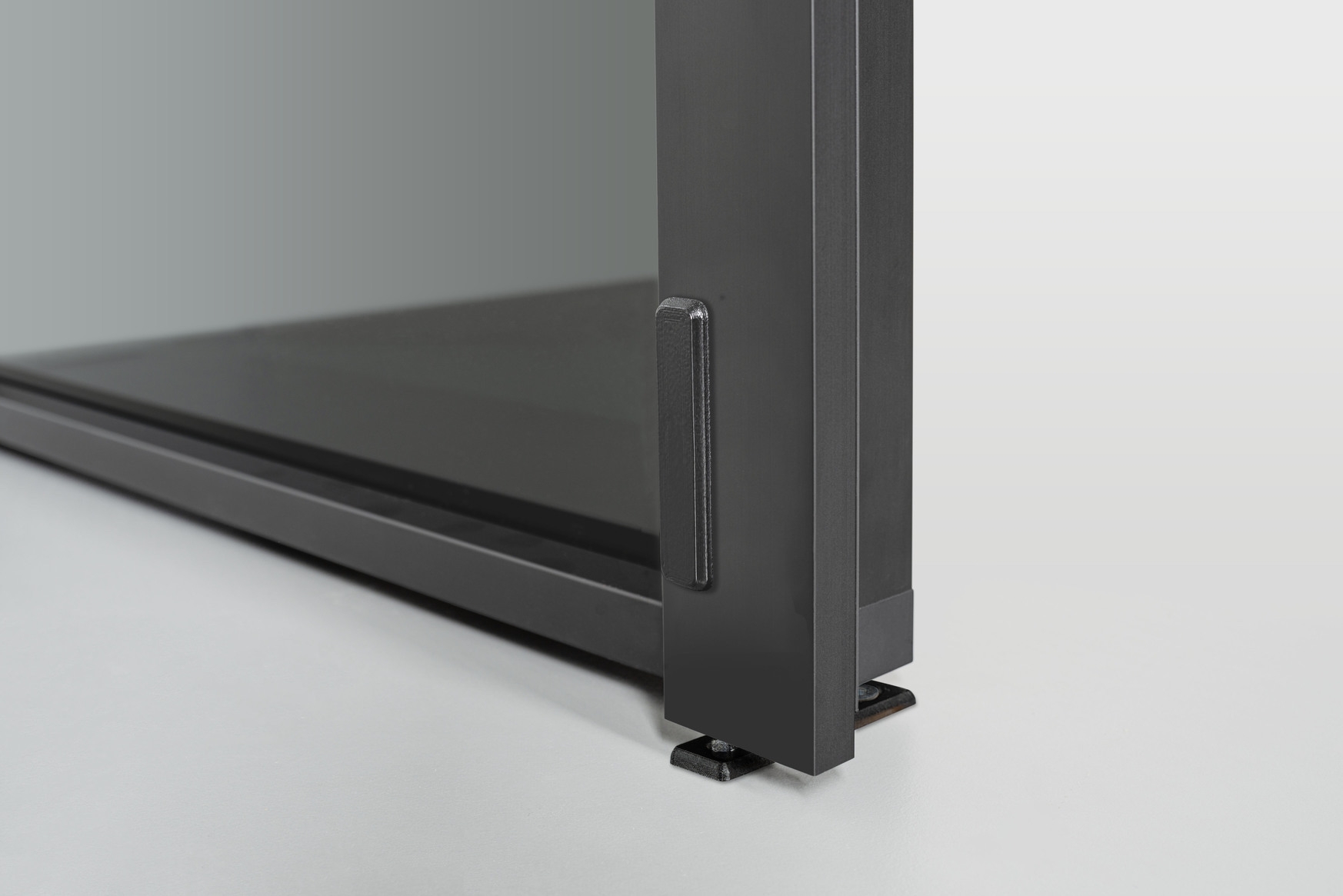 Perfection down to the last detail: thanks to a magnetic lock, the door closes as easily and quietly as if by magic (top). The inactive leaf is fixed by means of a ground sleeve or released as necessary (top)