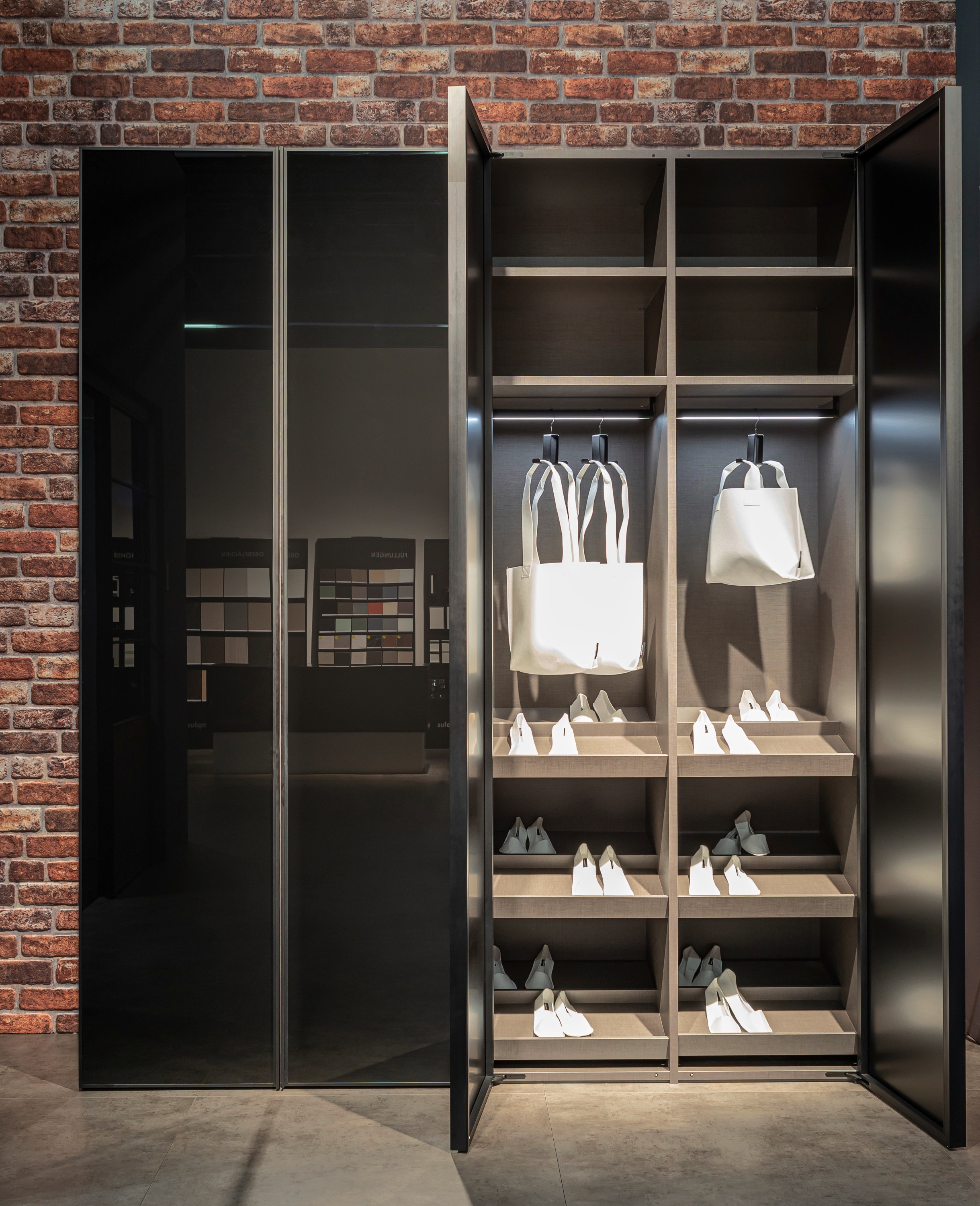 A door to a new dimension: The aluminium framed ‘RPE’ revolving door not only closes off storage spaces up to three metres high, its different profile surfaces also make a definitive interior design statement