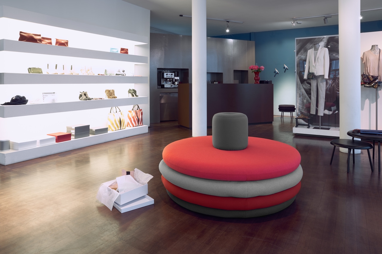 The Tom family strikes a chord with its rounded shapes and varying sizes. Island Tom is a large seating island with a backrest in the middle and is ideal for shops or reception areas