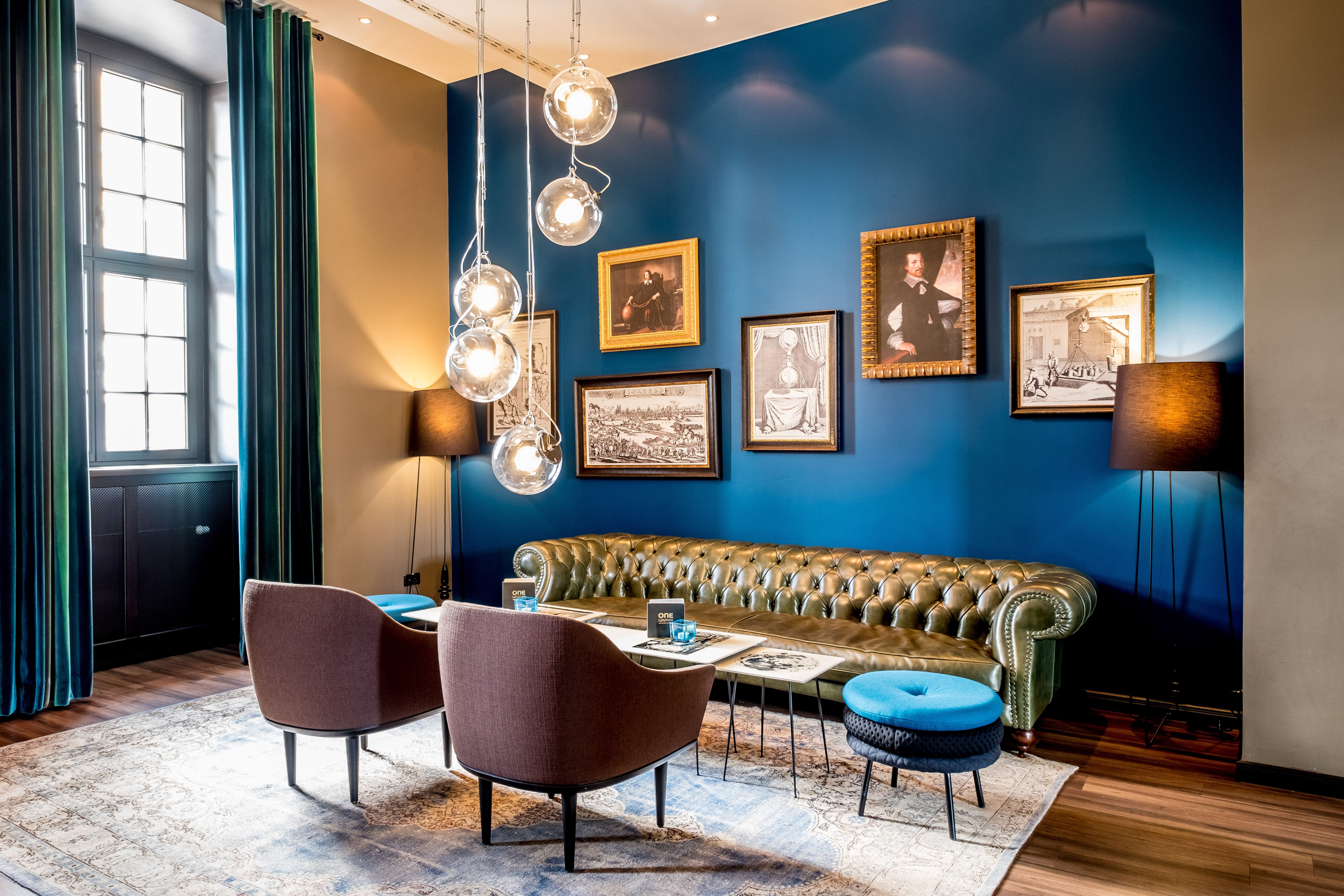 Top: Fat Tom was the first choice for the public areas of The Great Amber concert hall. Photo: Martins Silis. Bottom: With their mix of colours and materials, Little Tom pouffes freshen up the bar area of Motel One in Magdeburg. Photo: Andreas Lander
