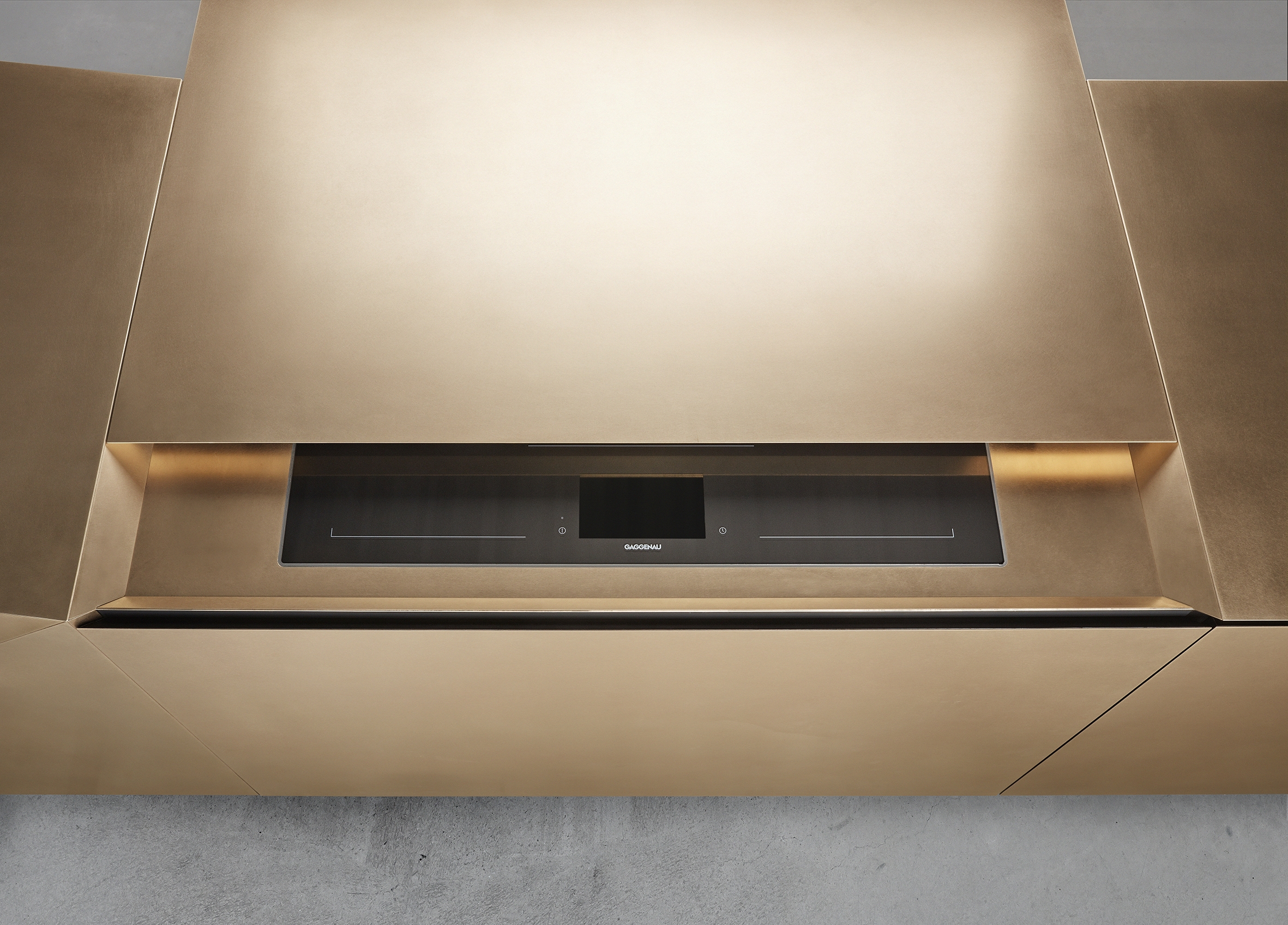 The design vocabulary of the FOLD kitchen block originates from the artistic folding technique of Japanese origami. It also holds within it, many surprises – such as the integrated high-tech work surface M.POD