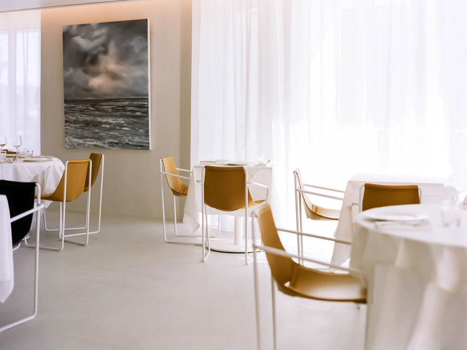 The striking L’Arbre Blanc (The White Tree) Tower in Montpellier turned heads last year with its innovative design. Excessive residential balcony spaces are sandwiched between the similarly contemporary yet functional restaurant and bar *