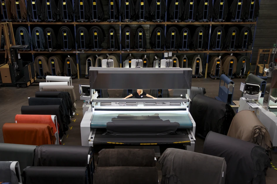 After careful inspection, the leather covers are sewn together by one person at Rolf Benz. Robust beechwood sourced locally from southern Germany is used for the interior frames