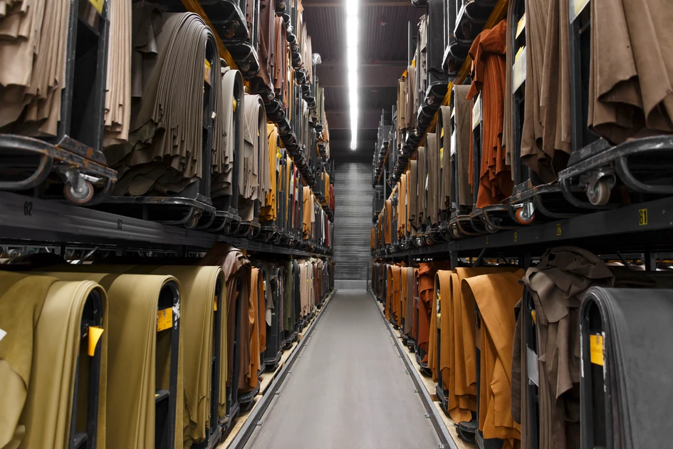 A large selection of leather and in many subtle colours. Rolf Benz's two production sites in Mötzingen and Pfalzgrafenweiler complement each other and ensure a fully integrated production process