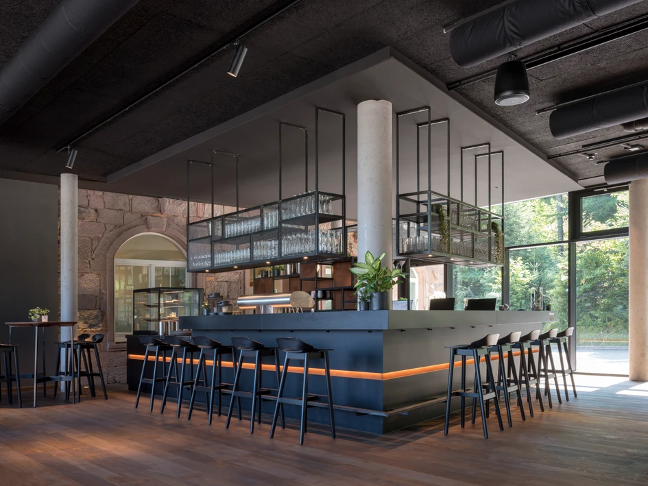 By furnishing a hotel ‘from a single source’, a great formal coherence is achieved, because the individual objects also harmonise with each other. The coherent interior concept has already been awarded the German Design Award