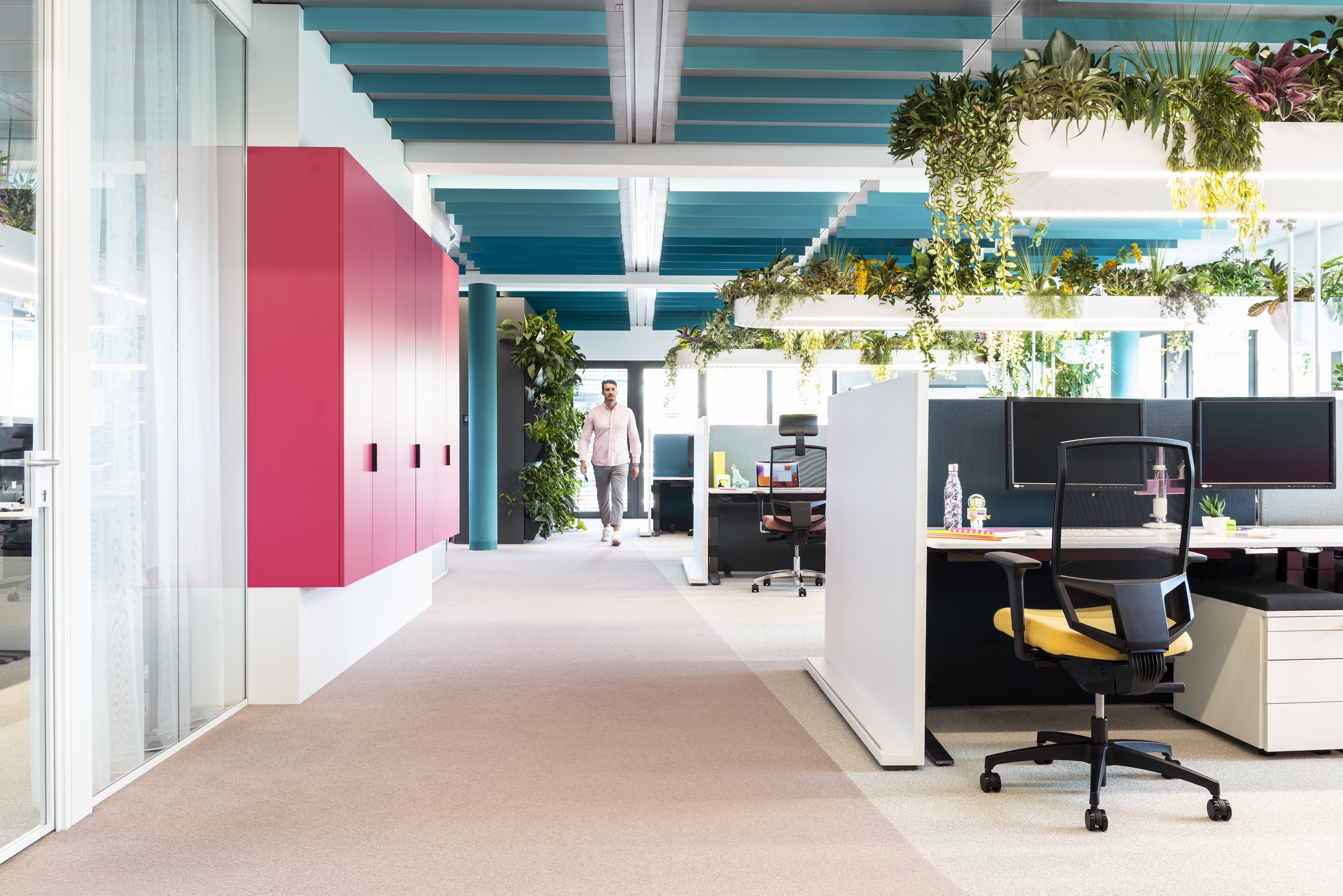 All together now: Modern, open-plan offices encourage sharing, but that does not mean individual needs should be neglected – especially when it comes to seating comfort. The Stilo ES from Dauphin makes healthy ergonomics possible for all