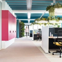 All together now: Modern, open-plan offices encourage sharing, but that does not mean individual needs should be neglected – especially when it comes to seating comfort. The Stilo ES from Dauphin makes healthy ergonomics possible for all