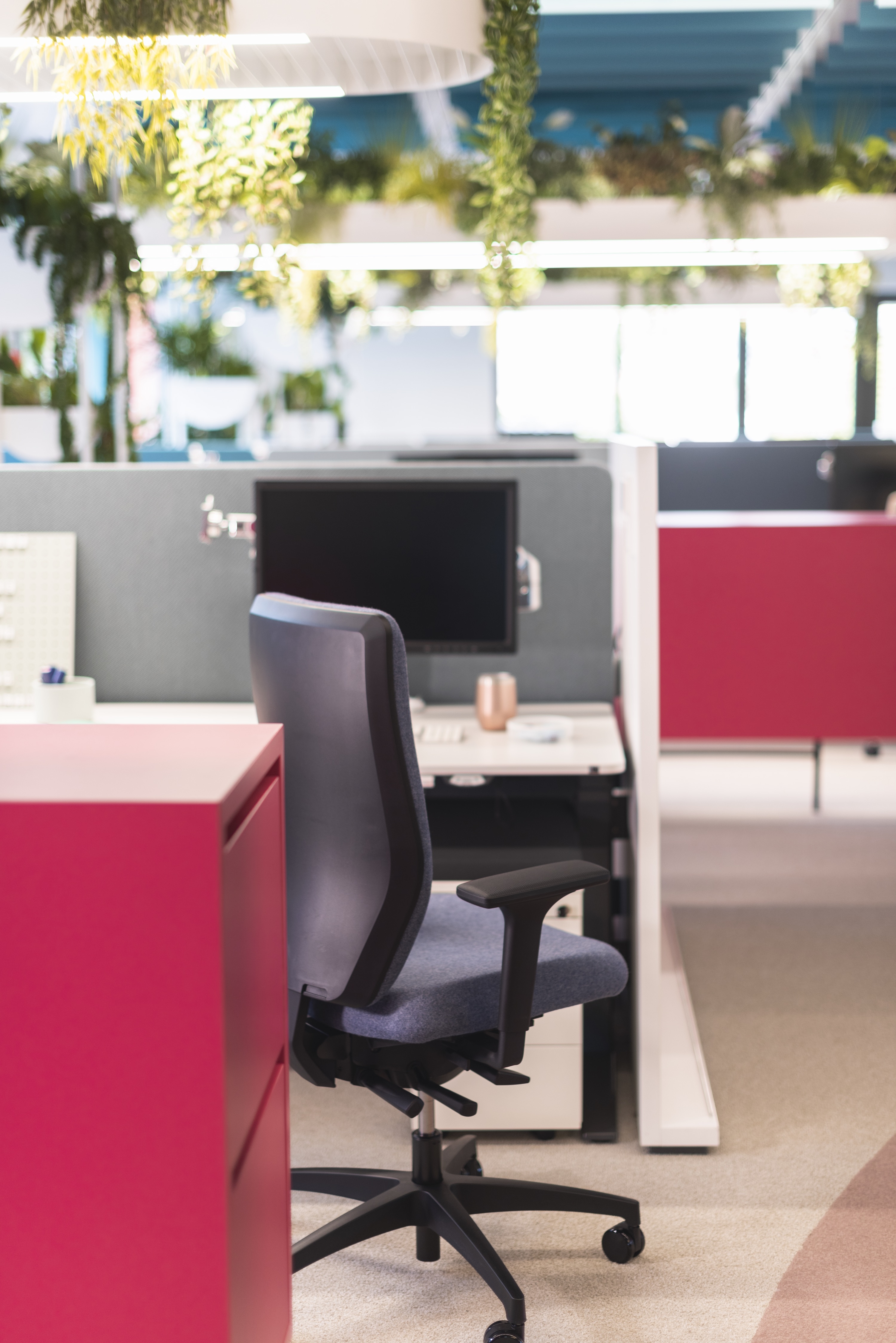 One for all: With Stilo ES, the backrest can be adjusted as quickly as the seat height. The Syncro-Smart automatic mechanism also ensures that the chair adapts itself to the user's body weight