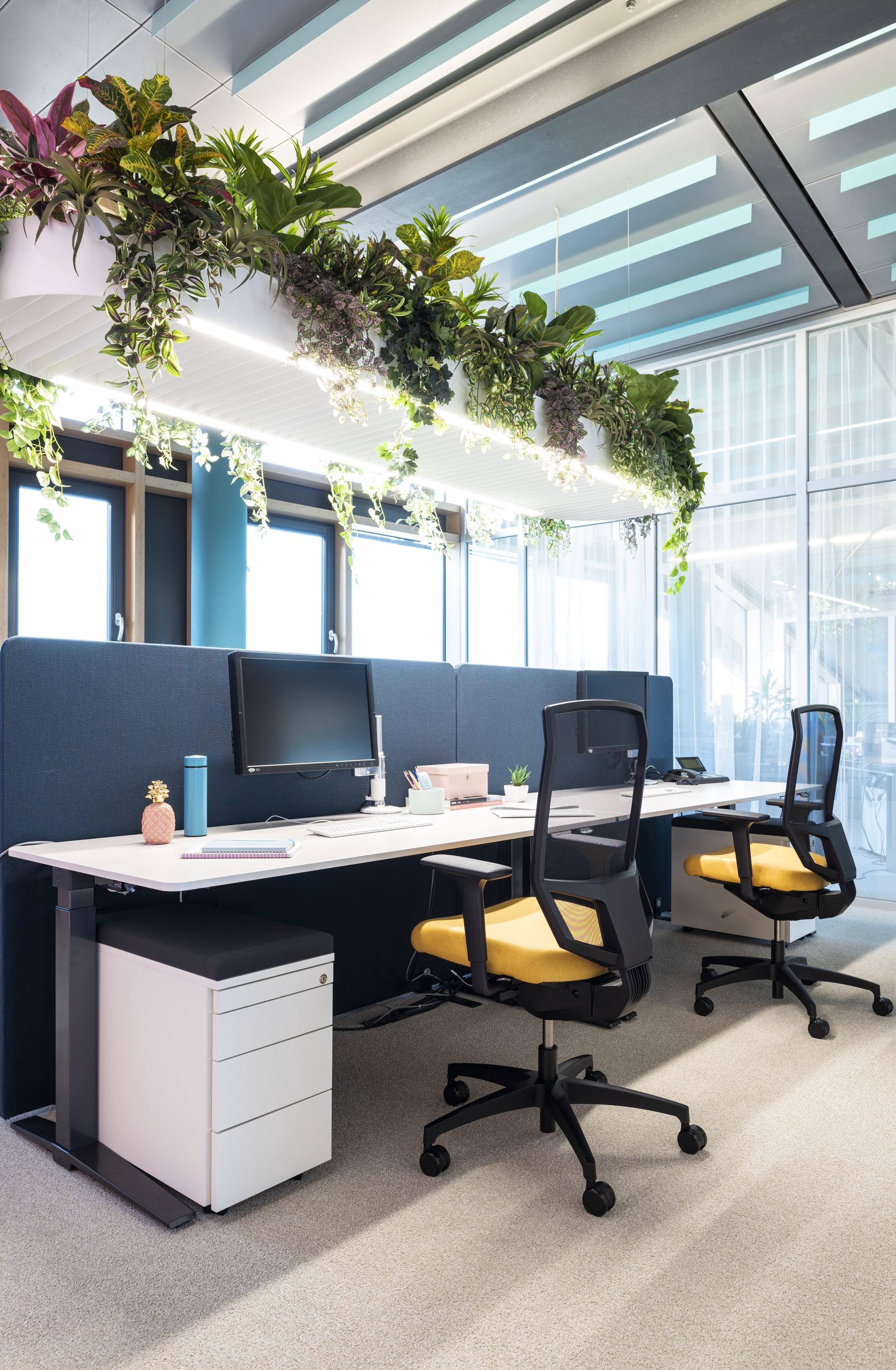 With Stilo ES, you can customise numerous elements to yourown tastes and needs. The backrest is available fully upholstered, upholstered with plastic outer shell, or as a mesh. And a tilting Ergo neck support nicely complements the backrest