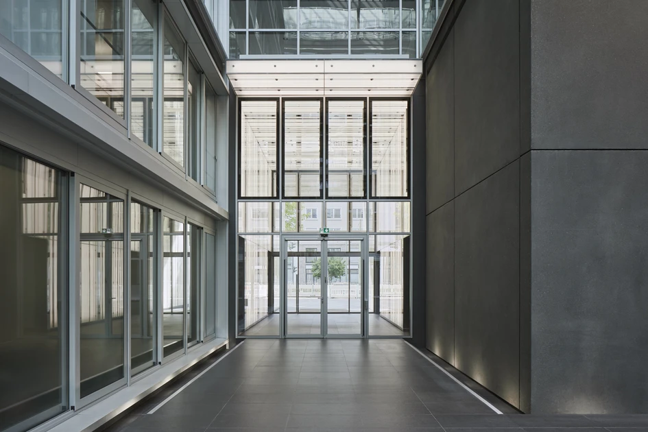 The redesigned Atrium Plaza redefines the urban possibilities of light. A six-metre-high light tunnel at the entrance welcomes visitors with a feeling of warm sunlight