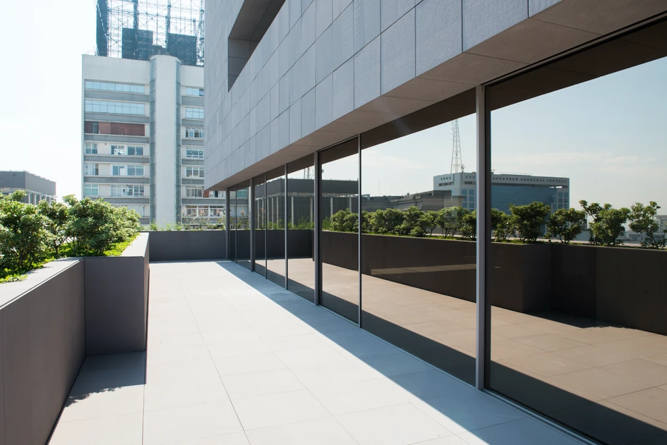 Symmetrische oder asymmetrische Flügelanbringung, 90°-Ecke oder 2- und 3-gleisige Öffnungstypen – das Panorama Design bietet flexible Architekturlösungen mit maximaler Transparenz