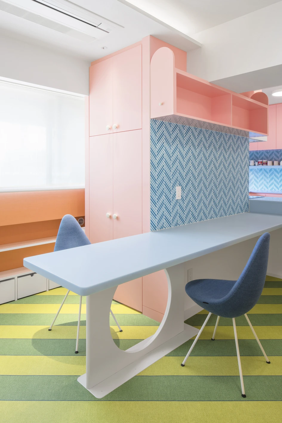 Equally at home in residential interiors, HI-MACS® S303 Sapphire and S304 Ruby surfaces contribute to the playfulness of the Nagatacho Flat in Tokyo, designed by Adam Nathaniel Furman. Photography: Jan Vranovsky