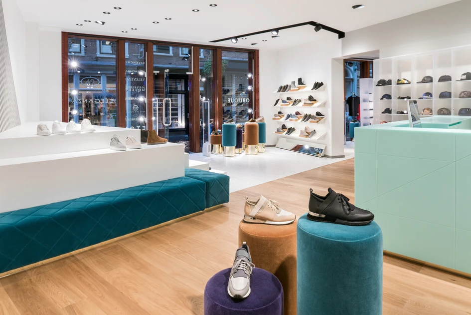 HI-MACS® comes in over 100 colour variations such as these Emerald display units in the Oblique Men shore in Utrecht, The Netherlands, which were manufactured by Van Assem Interieurbouw. Design: The Invisible Party, Photography: Sal Marston