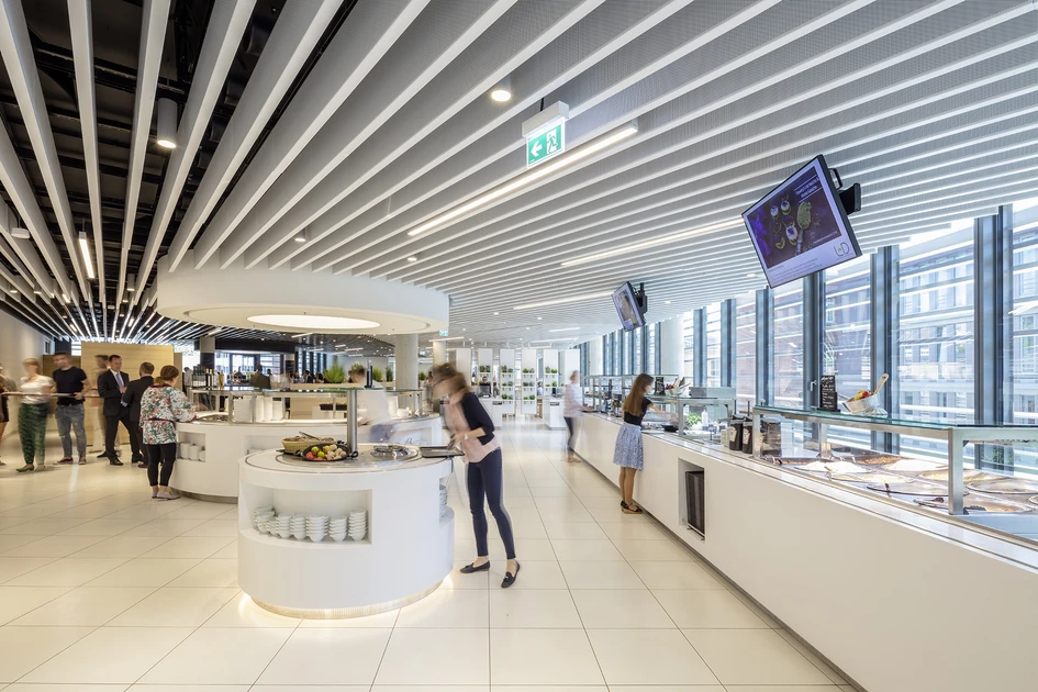 From corporate cool to communal spaces, HI-MACS® Alpine White S028 counters in L'Oreal's Düsseldorf Headquarters were manufactured by Schumann GmbH. Design: HPP Architekten GmbH, Photography: Ralph Richter