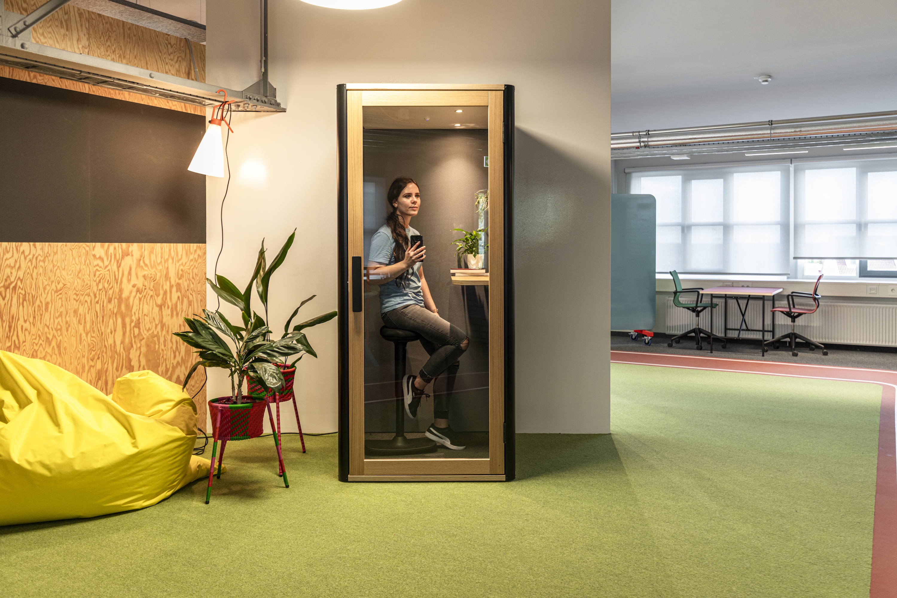 Die Umgebung ausblenden, während vertrauliche Gespräche drinnenbleiben: Auf knapp einem Quadratmeter bietet bosselino Raum für Konzentration, Telefonie und Video-Meetings