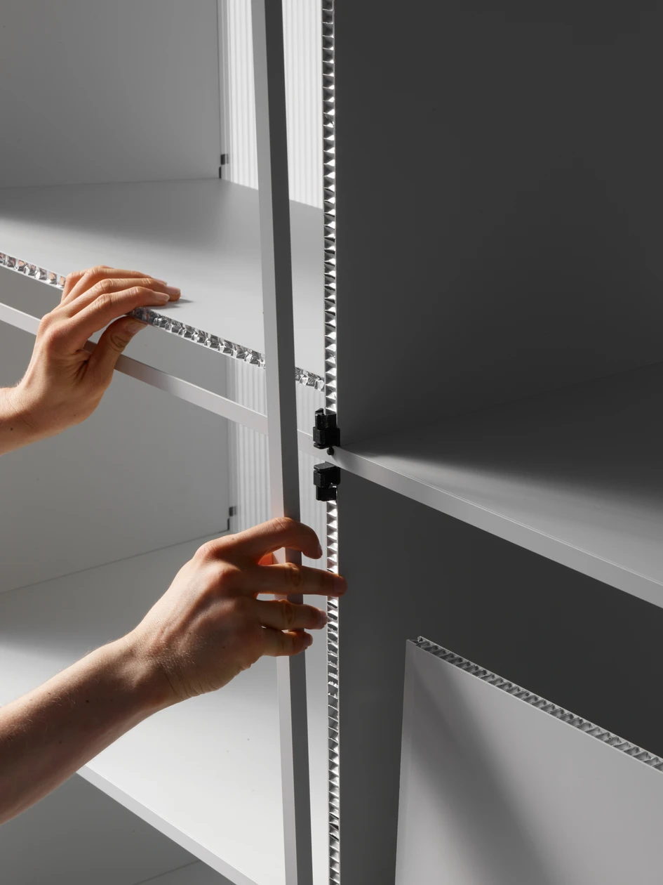 Verknüpfungspunkt: Das zentrale Element von D2 ist ein Kunststoffverbinder, mit dem sich die Aluminium-Leichtbauplatten werkzeuglos zusammenstecken lassen. Alle Objekte haben die Anmutung einer Roh-Platte mit offener Kante