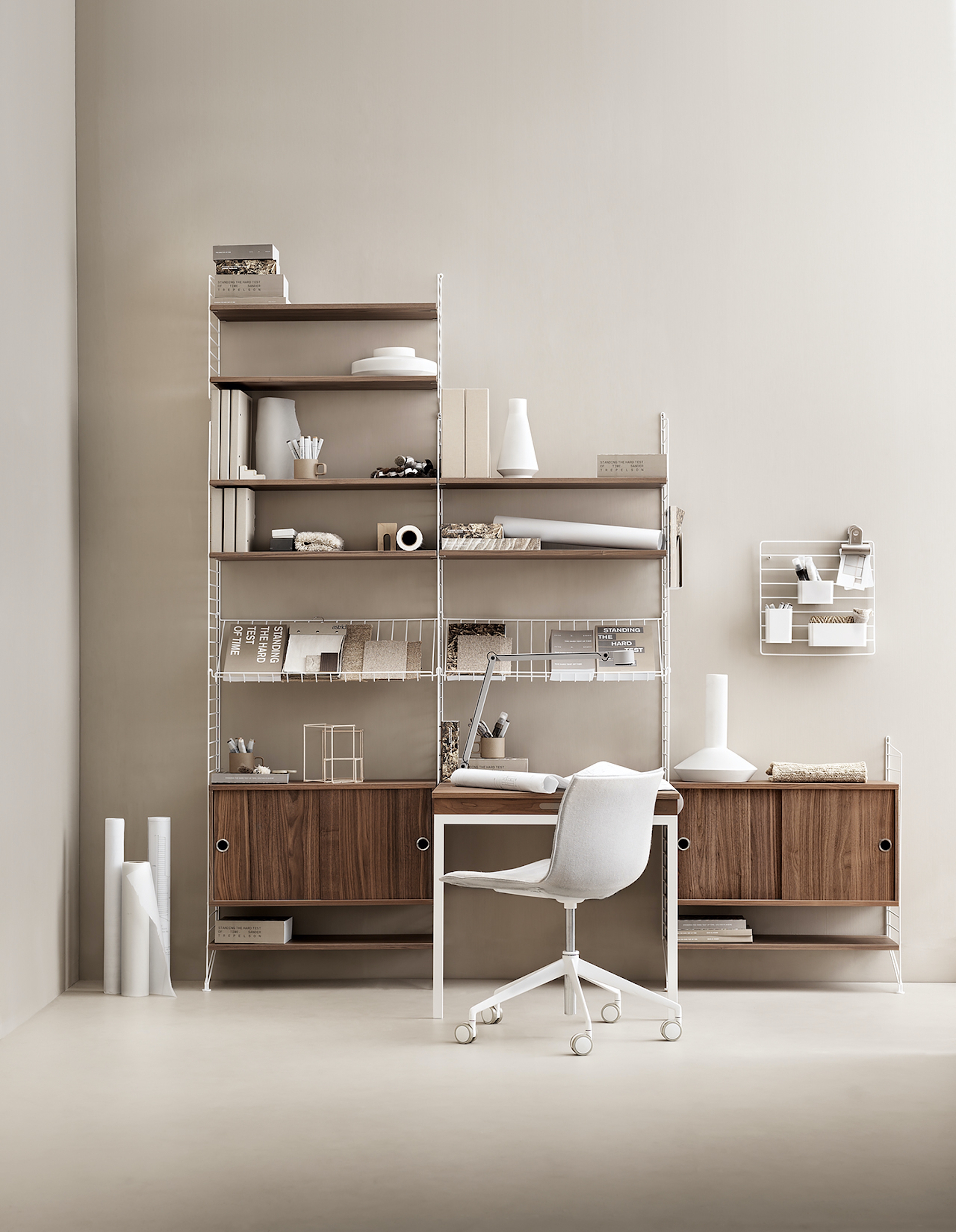 Oben: Der Steh-Sitz-Schreibtisch verbirgt sein Periskop in einem zentralen Bein. Oben: Auch wenn das String Regal bereits 1949 entworfen wurde, ist es auch für das Arbeiten in den 2020er Jahren perfekt ...