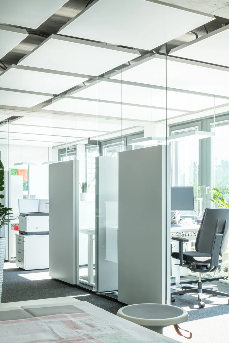 With the glass version of LinShields, open communication can be maintained in open-plan offices, even if employees have to be kept separated due to the coronavirus
