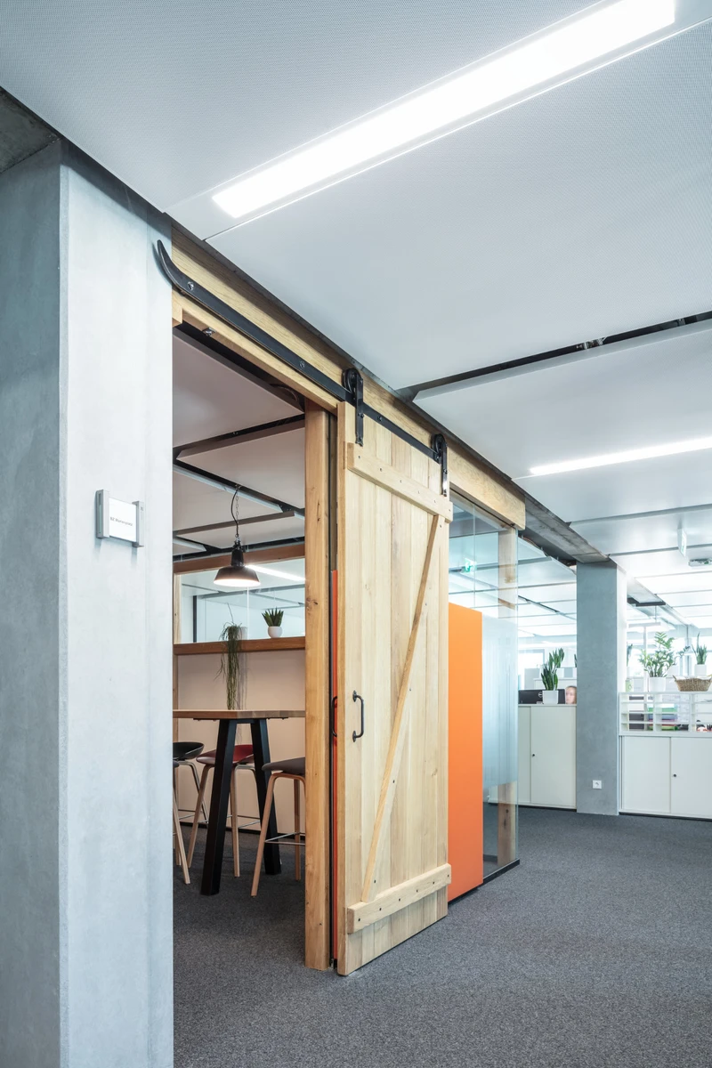 As experienced interior design experts, the Lindner Group implements the client's exact wishes when designing respective office spaces. What doesn't fit is made to fit – as also with FLEXup OptiSpace
