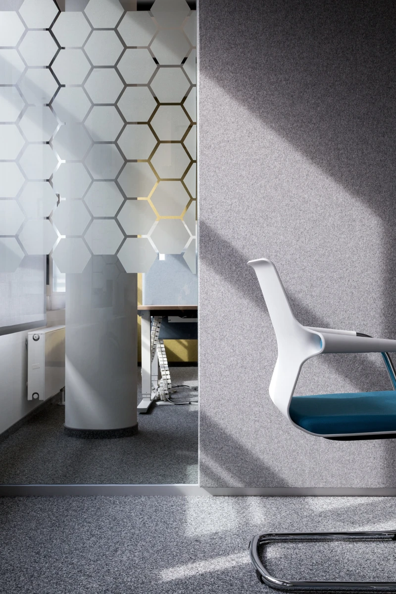 LinShields from Lindner are flexibly adaptable, whether the  glass, metal or fabric-covered variant. They seal off the floor and ceiling and thus ensure that aerosols do not spread throughout the room